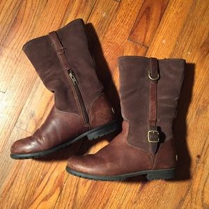 Ugg short leather boot.